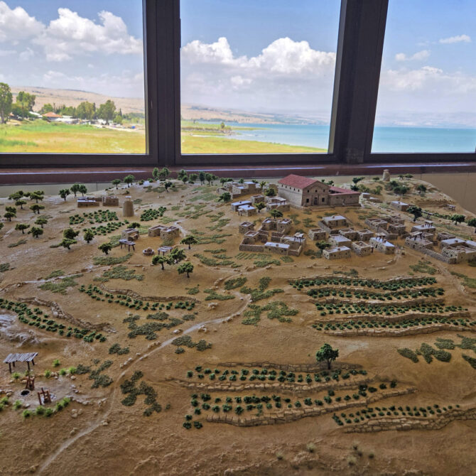 3.-תערוכת-סודות-חוקוקדגם-היישוב-היהודי-בתערוכה-בבית-יגאל-אלון.-צילום-עינת-עמבר-ערמון-רשות-העתיקות-2048x1536
